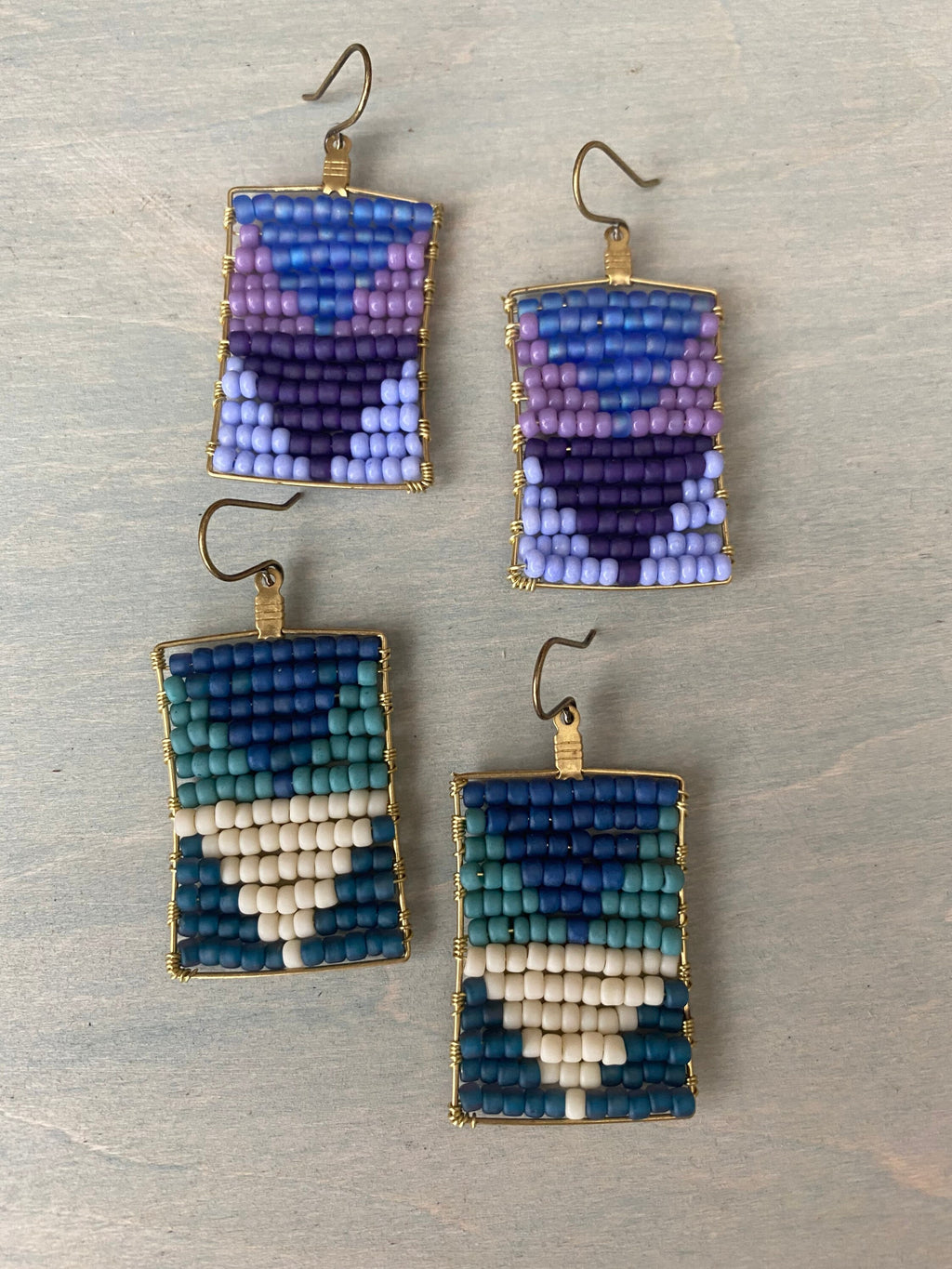 Pointing the way /Purple  earrings