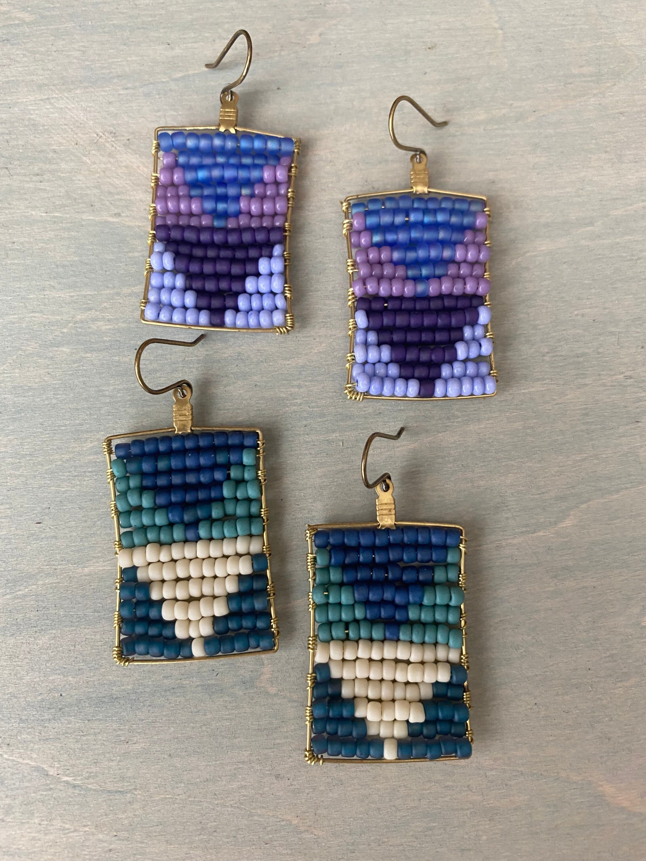 Pointing the way /Purple  earrings