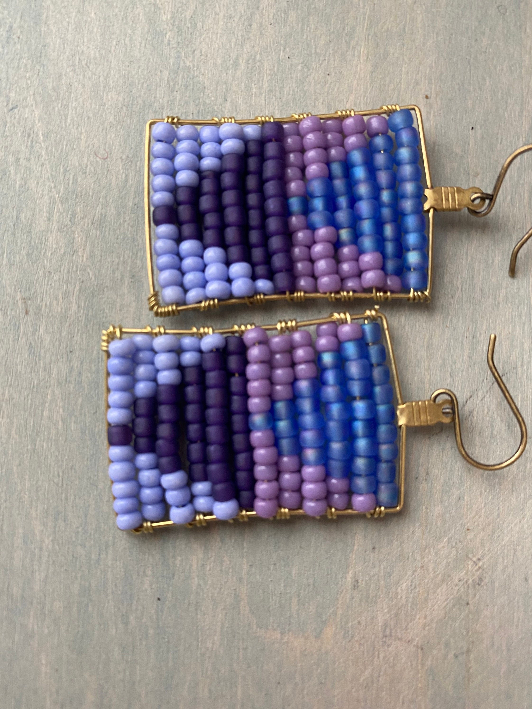 Pointing the way /Purple  earrings